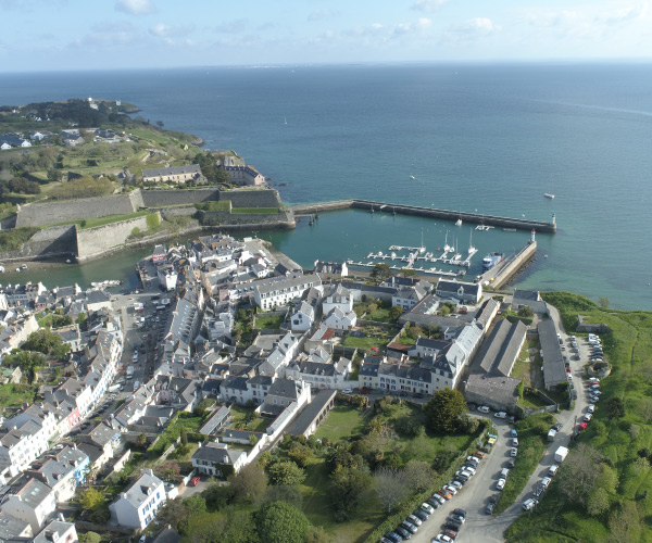 Signalisation horizontale bretagne et marquage au sol blanc des traits de démarcation des voies