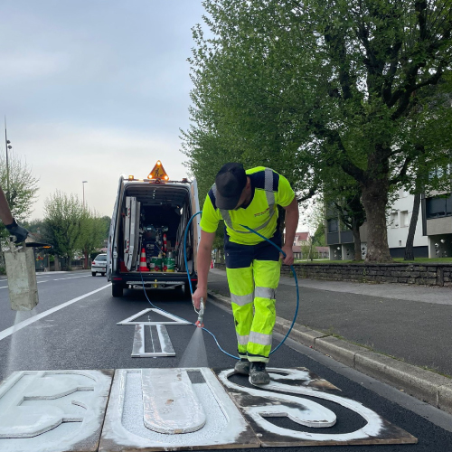 Singalisation horizontale et marquage au sol blanc pour les voies réservées au bus