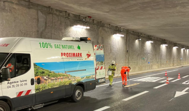 À deux pas de notre agence de Grenoble, nos équipes ont réalisé un chantier de marquage sur l’A480, à l’occasion de la réouverture de la tranchée couverte du Rondeau à Échirolles. Trois jours et trois nuits de travail pour sécuriser un axe important de circulation.
