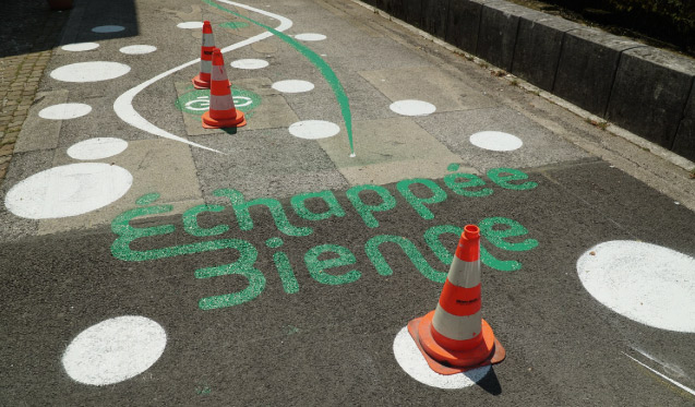 À Morez, dans la commune de Hauts-de-Bienne, les équipes de l’agence Franche-Comté d’Hélios ont récemment participé à un projet d’aménagement urbain. Le chantier a consisté à mettre en place un tracé coloré dans le cadre de l’Échappée Bienne, une voie douce de 4 kilomètres longeant la rivière.