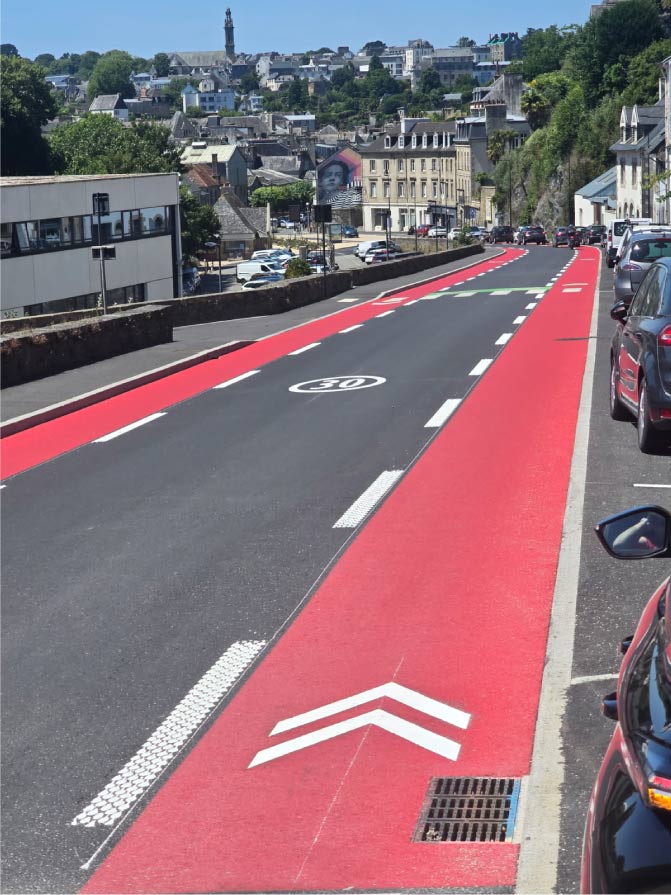 Ce chantier consistait en la création d’un Chaucidou (CVCB) sur la route de Paris à Morlaix, un aménagement partagé visant à améliorer la sécurité des cyclistes et des automobilistes.
