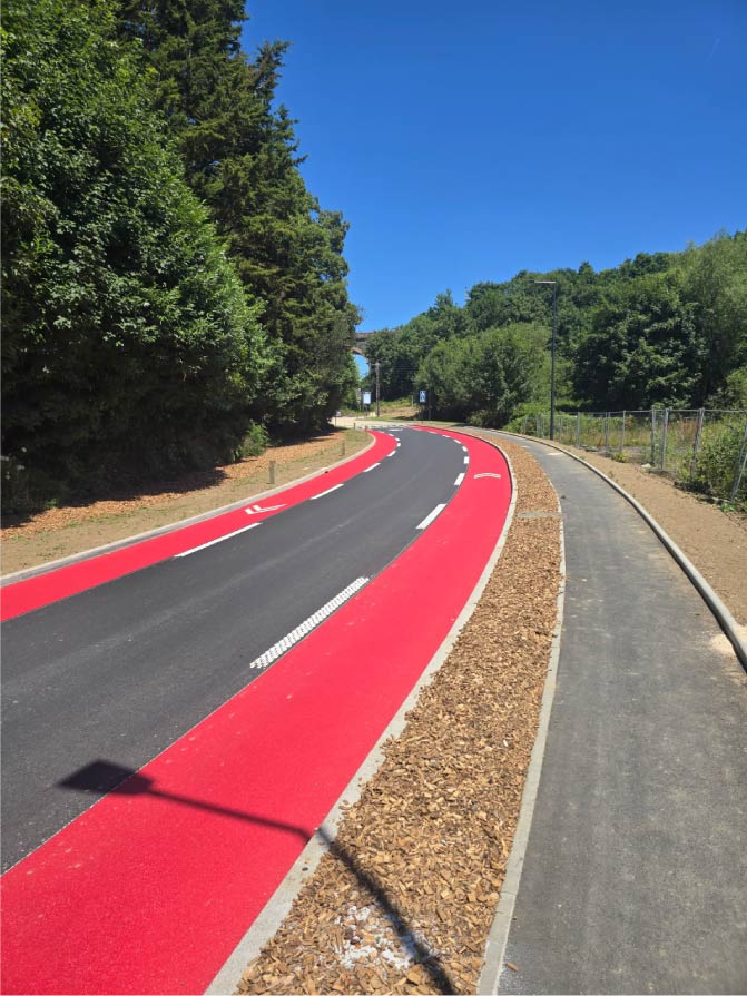 Ce chantier consistait en la création d’un Chaucidou (CVCB) sur la route de Paris à Morlaix, un aménagement partagé visant à améliorer la sécurité des cyclistes et des automobilistes.