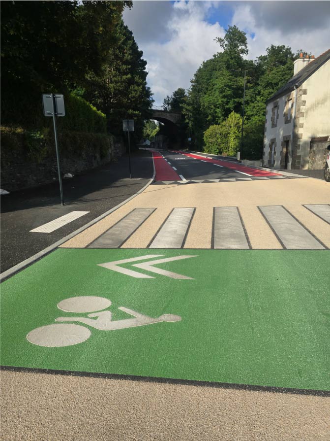 Ce chantier consistait en la création d’un Chaucidou (CVCB) sur la route de Paris à Morlaix, un aménagement partagé visant à améliorer la sécurité des cyclistes et des automobilistes.