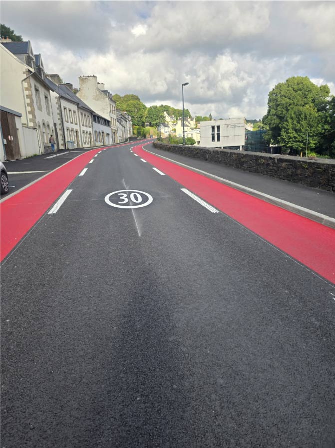 Ce chantier consistait en la création d’un Chaucidou (CVCB) sur la route de Paris à Morlaix, un aménagement partagé visant à améliorer la sécurité des cyclistes et des automobilistes.