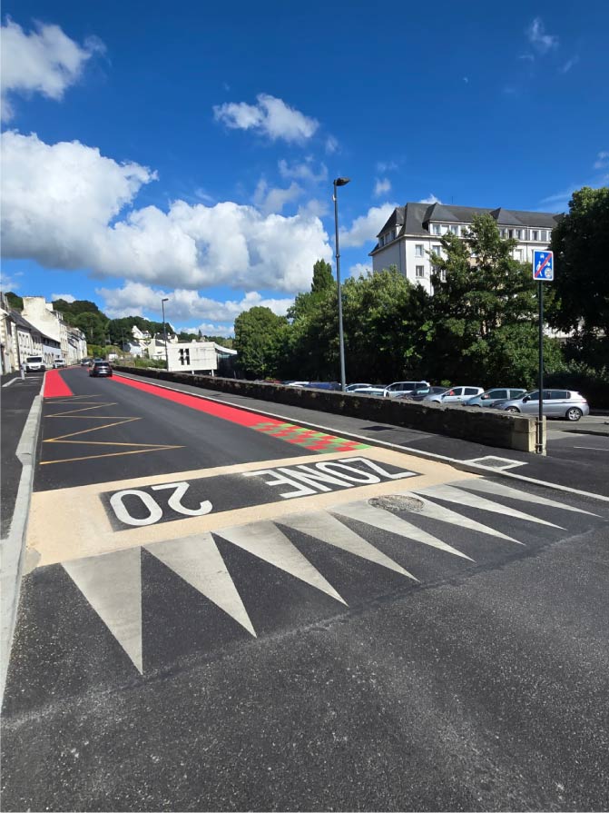 Ce chantier consistait en la création d’un Chaucidou (CVCB) sur la route de Paris à Morlaix, un aménagement partagé visant à améliorer la sécurité des cyclistes et des automobilistes.