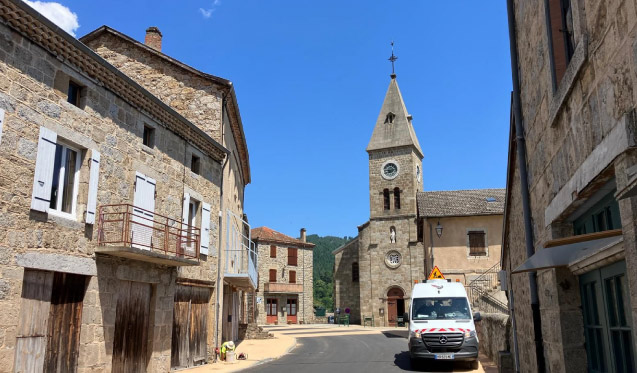 Dans un cadre naturel entre montagnes boisées et ruelles paisibles, nos équipes Hélios de l’agence Drôme-Ardèche sont récemment intervenues dans la commune de Saint-Julien d’Intres pour un important chantier d’aménagement urbain. Ce projet s’inscrit dans une volonté de valoriser l’espace public tout en améliorant la sécurité et le confort des usagers.