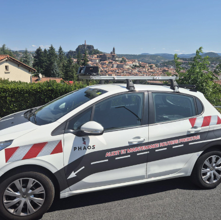 actu-phaos-le-puy-en-velay-60-km-de-voirie-analyses-avec-phaos-carre Cette semaine, notre équipe était en mission à Le Puy-en-Velay (43). Le soleil et les paysages dignes d'une carte postale étaient au rendez-vous. L’objectif était d’analyser le réseau routier local avec notre solution mobile PHAOS.