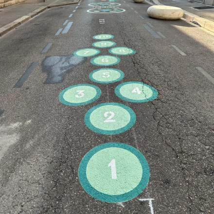 marquage coloré, marquage chiffré, design actif devant une école