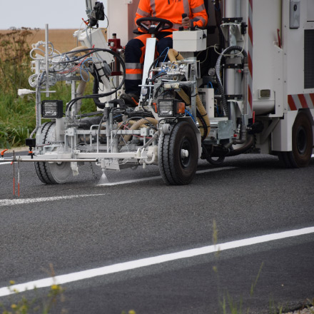 Entreprise de marquage au sol et signalisation routière, Hélios vous accompagne dans votre projet de marquage au sol routier