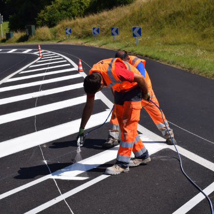 Hélios accompagne les entreprises dans l'élaboration de votre marquage au sol, type zébra pour vos routes et autoroutes