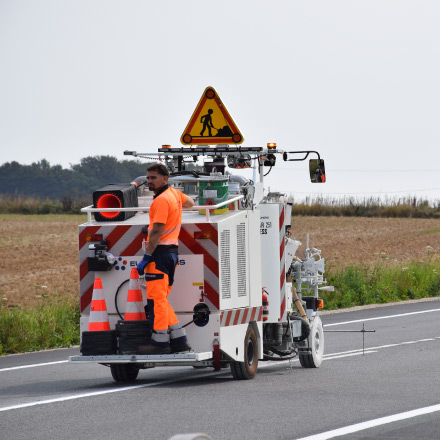 Hélios, entreprise de marquage au sol, experte en signalisation routière et marquage routier