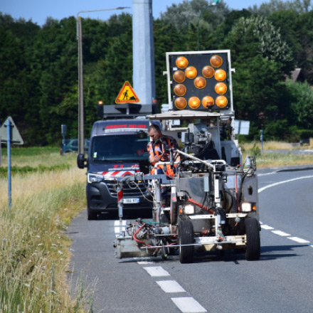 Hélios vous accompagne sur la signalisation des routes et autoroutes avec un marquage blanc permanent ou jaune temporaire