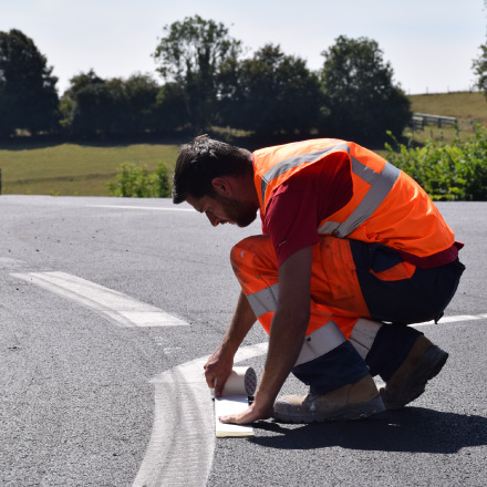 Hélios, entreprise signalisation routière, marquage au sol bande blanche permanente