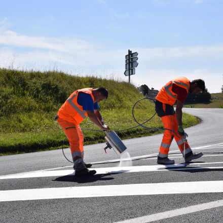 Pose de marquage au sol et signalisation routière, marquage de zébra