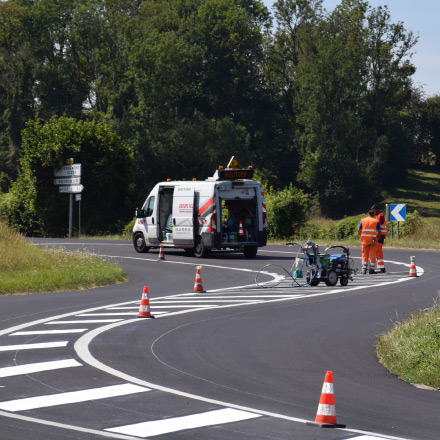 Marquage au sol des routes de campagnes, hélios, expert de la signalisation routière accompagne les collectivités