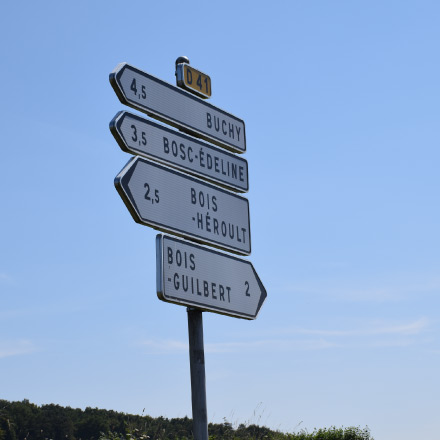 Hélios vous accompagne dans l'élaboration de votre signalisation vertciale dans toute la France