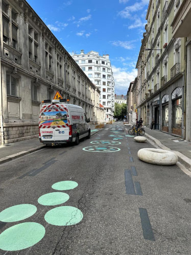 nouveau-terrain-de-jeu-devant-l-ecole-jean-jaures-grenoble-4 Création d’un espace ludique et coloré à grenoble