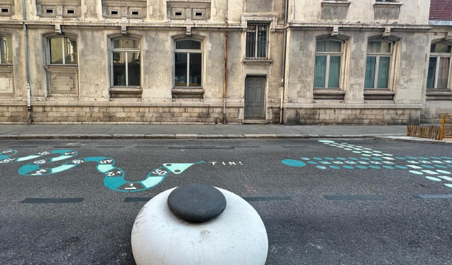Notre agence Isère a récemment participé à un projet d’aménagement urbain à Grenoble, devant l’école Jean Jaurès, visant à repenser l’espace public pour les enfants et les habitants du quartier.