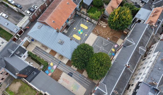 Des cours d’école transformées en Normandie