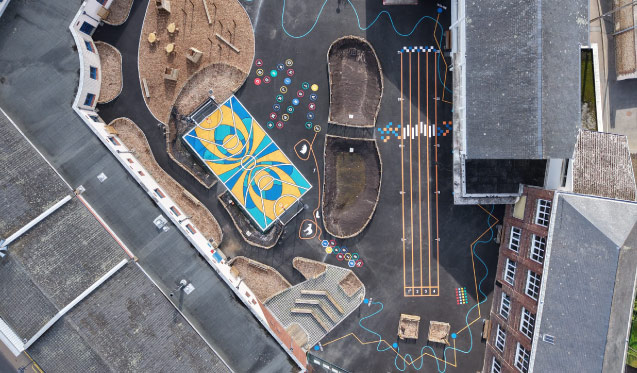 Des cours d’école transformées en Normandie