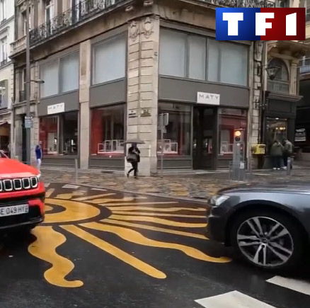 helios-sur-TF1-securite-routiere-lart-de-nous-faire-ralentir-carre-1 Le 11 septembre, le JT de 13h sur TF1 a diffusé un sujet consacré au design actif et au marquage d’animation, dans lequel notre chantier de la rue Jeanne d’Arc à Rouen est apparu.