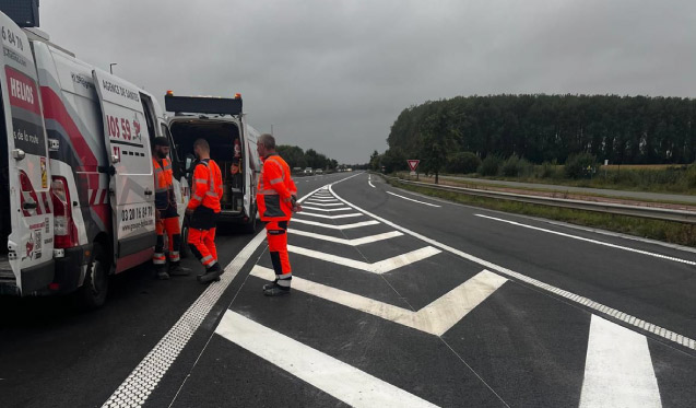 Un marquage routier entre deux averses