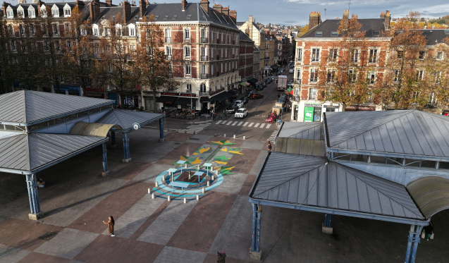Fresque colorée sur la place Saint-Marc à Rouen