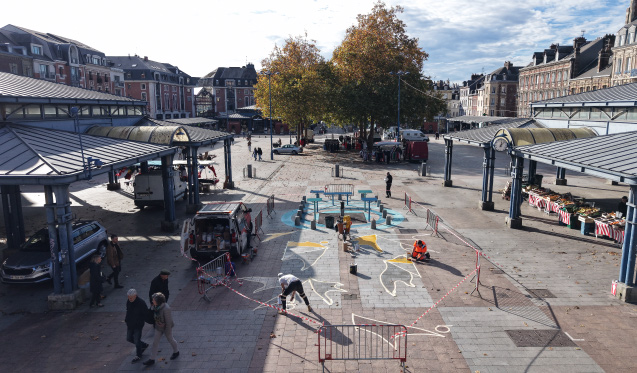Fresque colorée sur la place Saint-Marc à Rouen