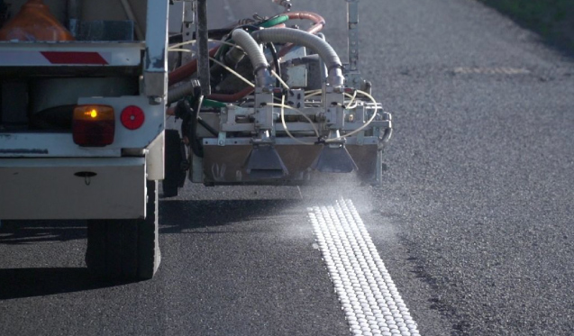 L’utilisation pour la première fois dans le Rhône du VNTP Type B en version Longdot marque une étape importante pour notre agence. L’intervention s’est déroulée sur la jonction récemment créée entre l’A6 et la RD308, dans le cadre de la déviation sud de Belleville-en-Beaujolais, et avait pour objectif d’assurer un marquage durable et performant.