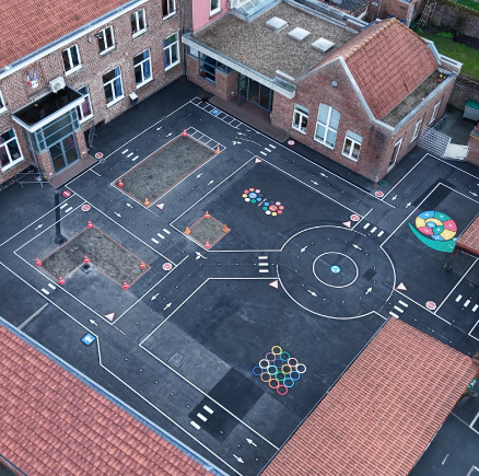 La cour d’école, un espace pour jouer et apprendre