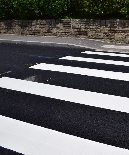 Marquage au sol, passage piéton en milieu urbain