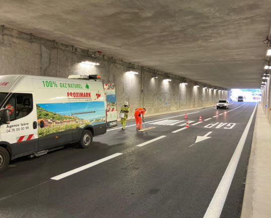 Le marquage routier dédiés aux routes et autoroutes, la signalisation horizontale constitue un élément essentiel de sécurité