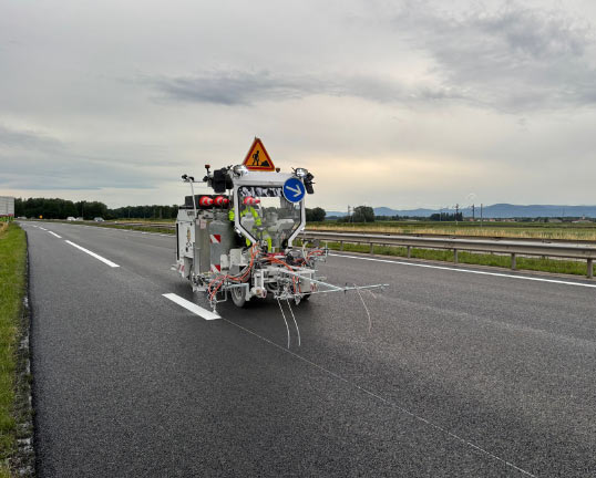 Sur les autoroutes, le marquage au sol doit répondre à des exigences renforcées.