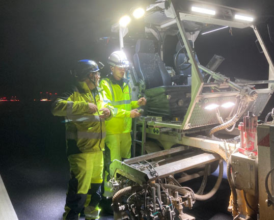 Sur les autoroutes, le marquage au sol doit répondre à des exigences renforcées.
