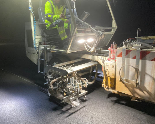 Sur les autoroutes, le marquage au sol doit répondre à des exigences renforcées.