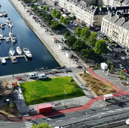 À Caen, nous poursuivons le développement du réseau cyclable pour la Communauté urbaine Caen la mer avec un chantier situé à proximité du port de plaisance. 